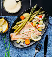 Truchas con verduras y salsa holandesa