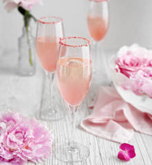 Bezalkoholowy różowy drink (Virgin pink mimosa)