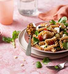 Pasta integral con verduras y pesto de tomate