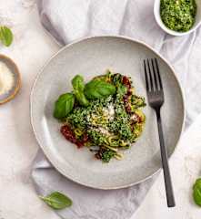 Makaron z cukinii z pesto i suszonymi pomidorami (TM6)