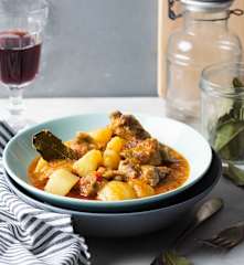 Patatas guisadas con costillas de cerdo adobadas