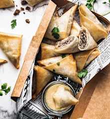 Samoussa de boeuf, coriandre, oignons, sauce cheddar