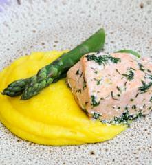 Salmão com ervas, purê de mandioquinha e aspargos