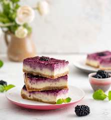 Batoniki sernikowo-jeżynowe