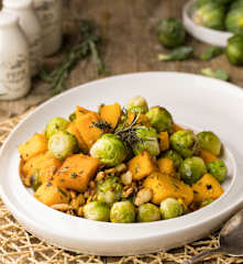 Insalata tiepida di cavoletti, zucca e mandorle