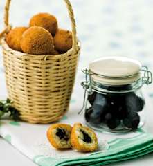 Bolinhos de bacalhau recheados com azeitona