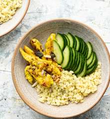 Insalata di cetrioli con cereali e pollo