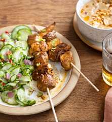 Brochettes de poulet sauce satay et salade de concombres