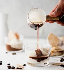 Affogato mit karamellisiertem Bananeneis