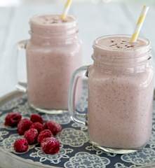 Smoothie με μπανάνα, σμέουρα και ταχίνι