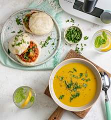 Zupa krem z batatów i cukinii; Bułki na parze z wegańskim gulaszem