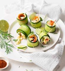 Rollitos de pepino con ensalada de huevo y salmón ahumado