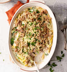Massa com atum e brócolos no forno