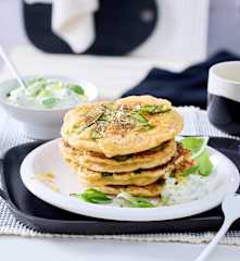 Zucchini-Schinken-Pancakes mit Kräuter-Senf-Schmand