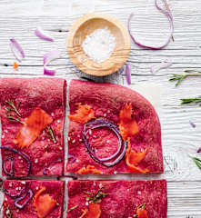Schiacciata au saumon fumé et oignon rouge