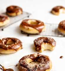 Hefe-Donuts mit Karamellglasur