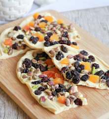 Barra de chocolate branco com pistache e berries