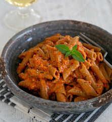 Μακαρόνια ολικής με ωμοφαγική σάλτσα ντομάτας