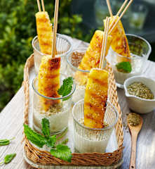 Karamellisierte Ananas mit Minzjoghurt