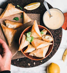 Samoussas de cabillaud, coriandre, oignon, sauce cheddar