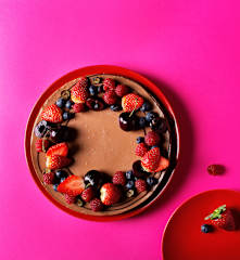 Tarta de chocolate con leche y frutos rojos