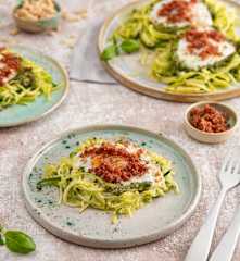 Gniazdka ze spiralizowanej cukinii z pesto i pudrem z boczku (TM5)