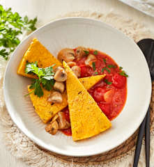 Polenta-Ecken mit Tomatenragout und Pilzen