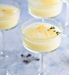 Bezalkoholowy drink cytrynowo-tymiankowy