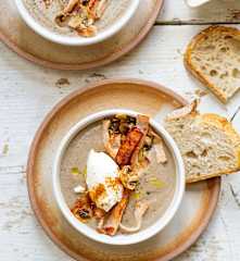 Soupe de champignons, bacon grillé et fromage frais