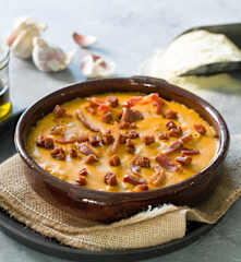 Gachas manchegas con panceta y chorizo