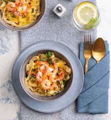 Makaron z krewetkami w pomarańczowym sosie