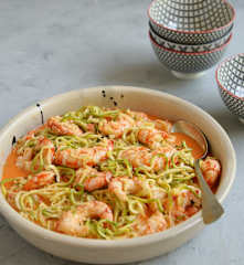 Fideos de zucchini con langostinos al estragón y manteca de lima
