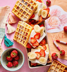 Waffel-Eis-Sandwiches mit Früchten