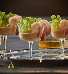 Bicchierini di gamberi in salsa cocktail