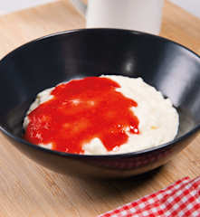 Riskrem med jordbærsaus