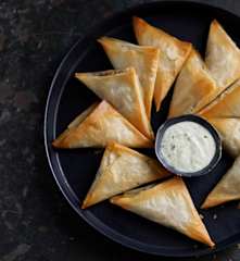 Samosas di melanzane e lenticchie con salsa allo yogurt e menta