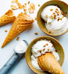 Glace au yaourt, miel et pignon