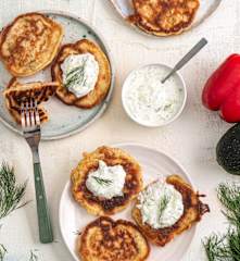 Wytrawne racuchy z warzywami i serem kremowym