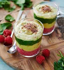 Layered Mousse mit Spinat, Himbeeren und Avocado