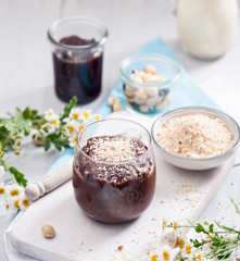 Kakaowy budyń jaglany z powidłami