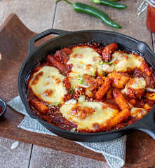 Korean chicken cheese tteokbokki