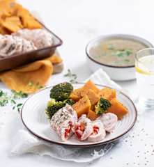 Roladki z indyka z cebulą i papryką z batatami i brokułem, zupa pieczarkowa
