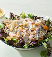 Ensalada de frutos del mar con vinagreta de puerro