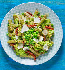 Pasta di grano saraceno con crema di piselli e pecorino