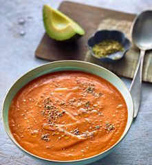 Zuppa di avocado e pomodoro