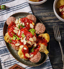 Alcachofas y carne en salsa de tamarindo