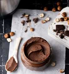 Crema de avellanas, chocolate negro y dátiles