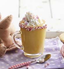 Cioccolata calda bianca e confetti colorati