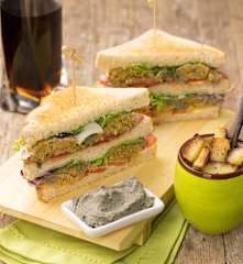 Club Sandwich falafel, pomodorini, babaganoush con patate
