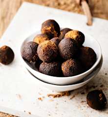 Tartufi dolci con avena e semi di carrube